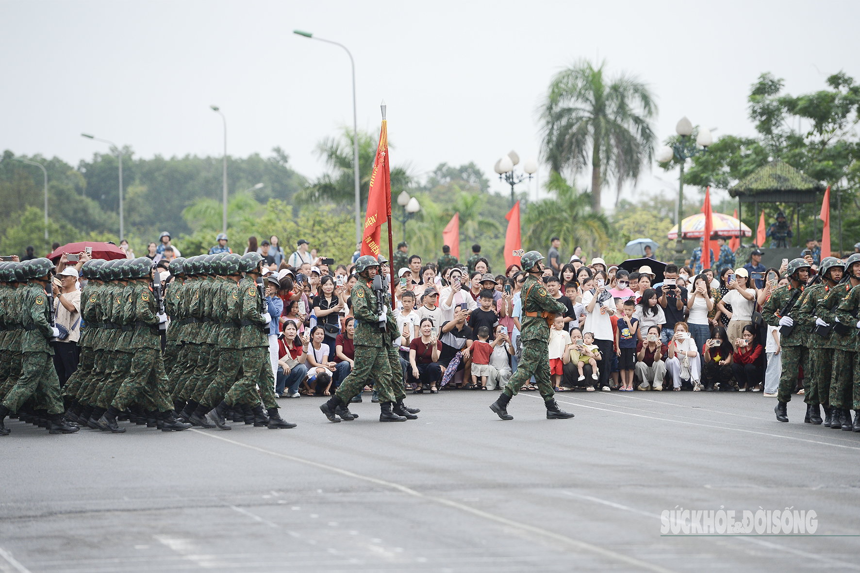 Người dân hoà nhịp cùng bước chân người chiến sĩ diễu binh - 8