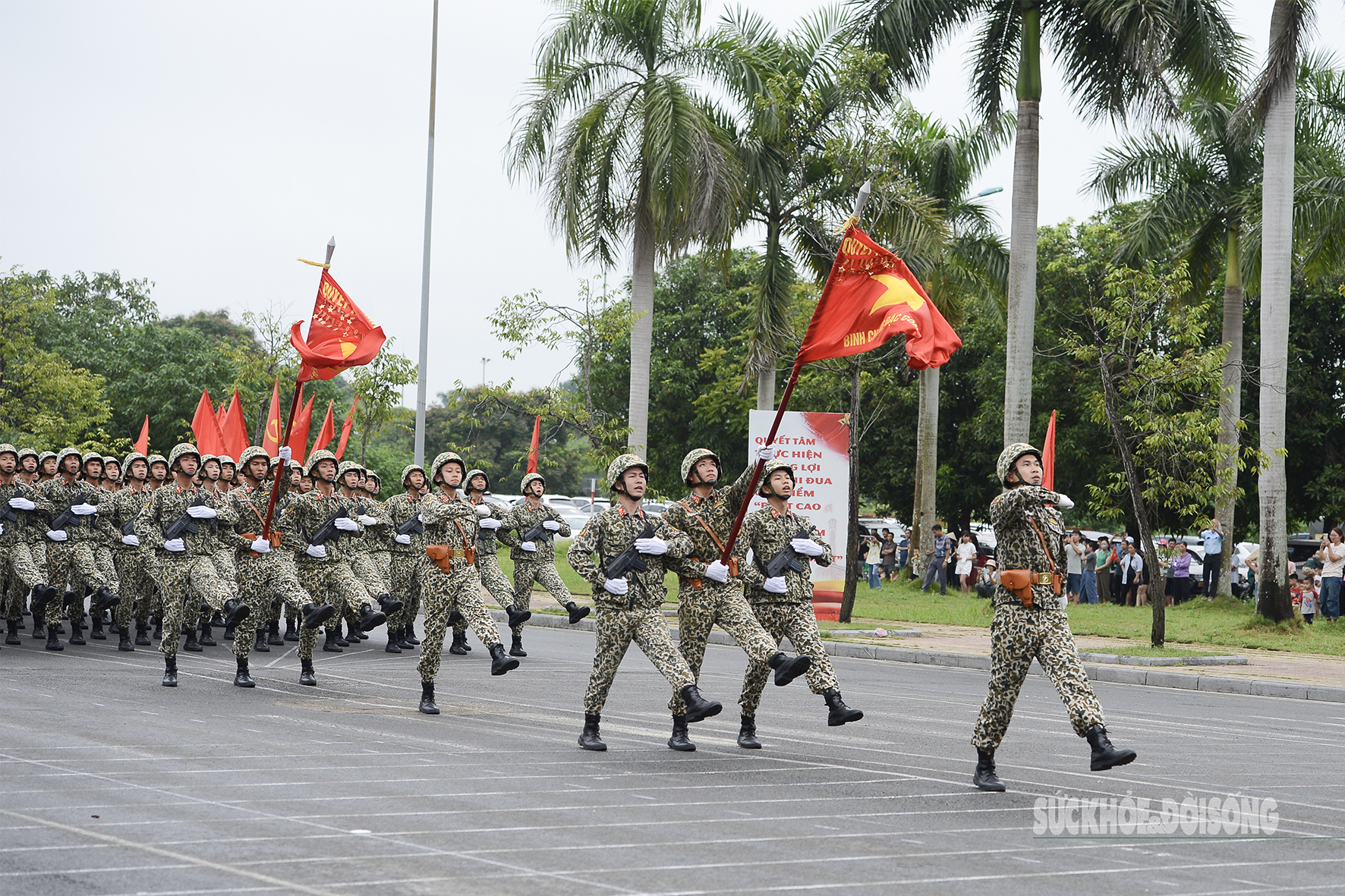 Các khối chiến sĩ duyệt đội hình đều tăm tắp trong không gian xanh của làng.