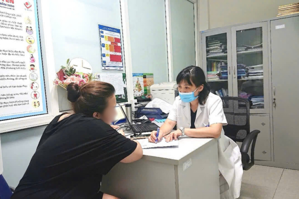 Mẹ bầu ăn đêm thường xuyên làm tăng nguy cơ thừa cân, béo phì. Ảnh: BVCC.