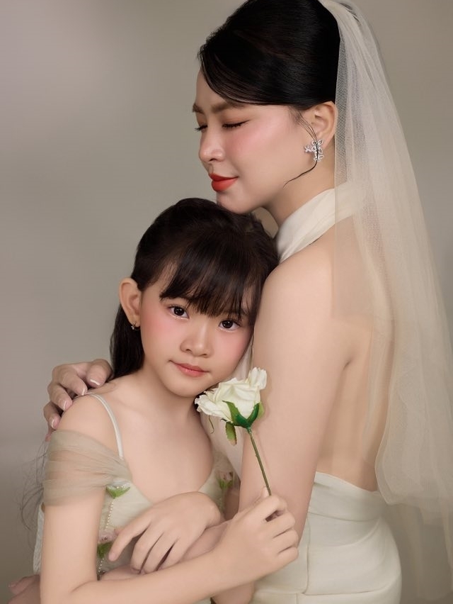 Con gái 8 tuổi amp;#39;xinh như búp bêamp;#39; của Thành Đạt - Hải Băng - 2