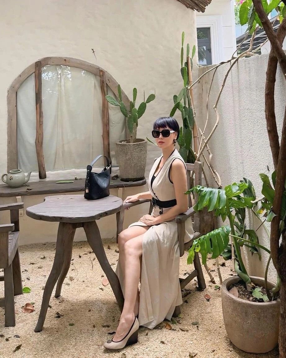 Dù đã ở độ tuổi U50 nhưng bà vẫn sở hữu nhan sắc trẻ trung, vóc dáng thon gọn và gu thời trang cực kỳ sành điệu, không hề kém cạnh con gái.