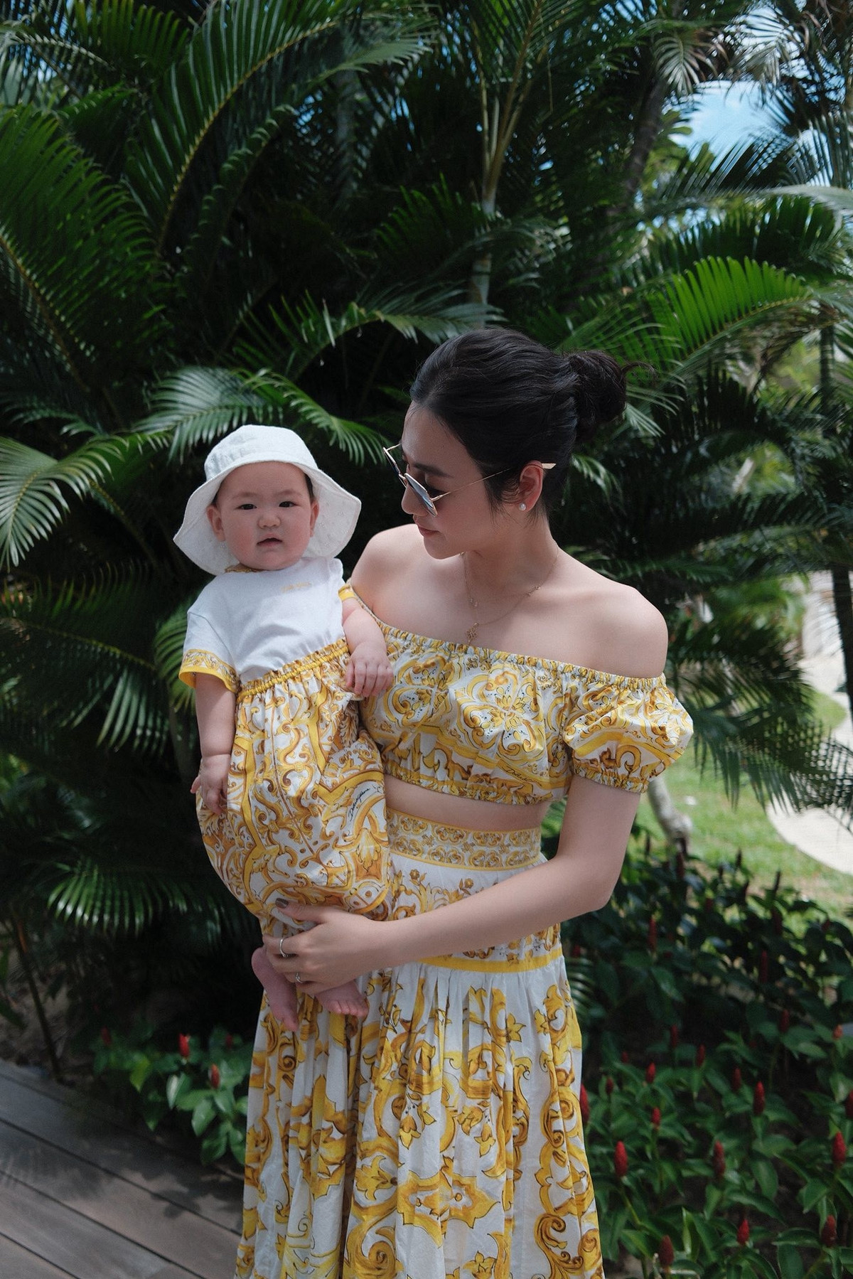 Trong loạt hình mới, hai mẹ con diện váy đôi tone trắng – vàng nhẹ nhàng, tôn lên nét nữ tính và ngọt ngào. Ảnh: FB Duong Tu Anh