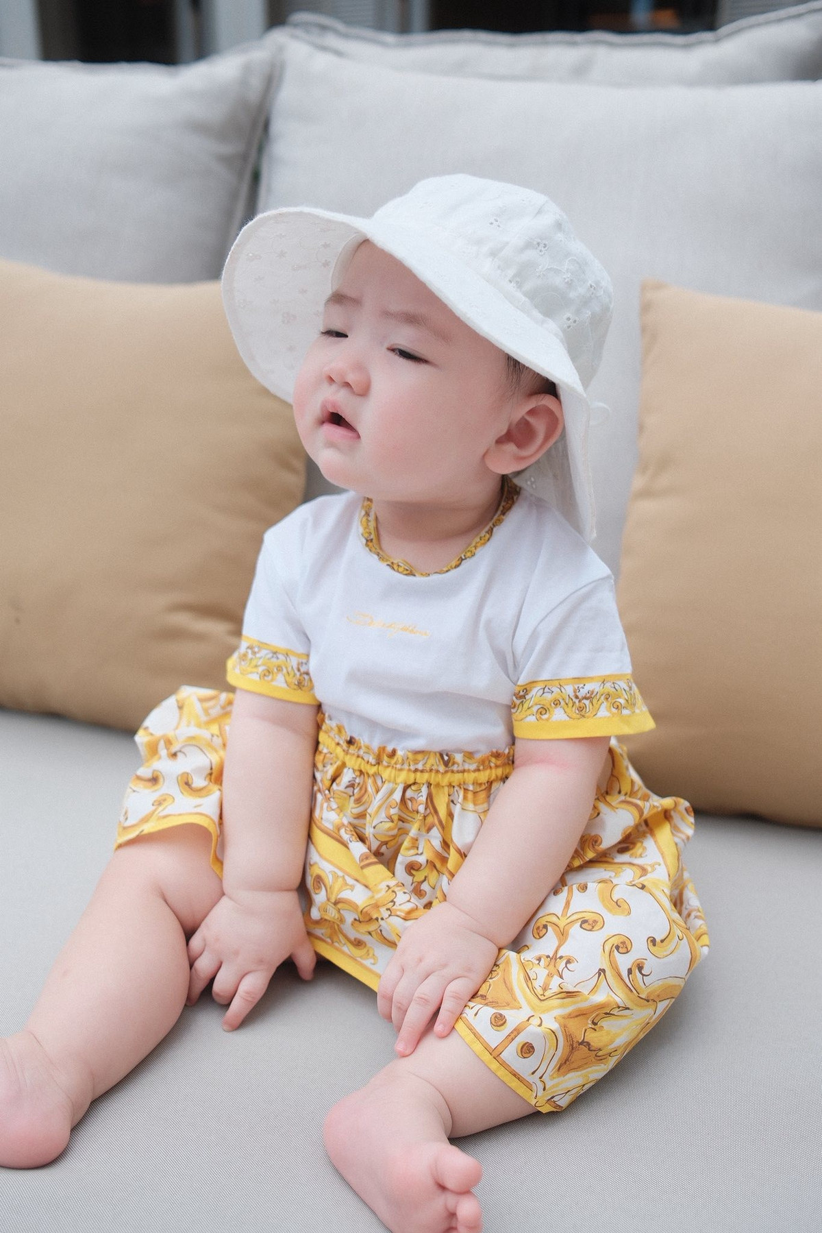 Không chỉ khiến người xem trầm trồ bởi ngoại hình xinh đẹp, Dương Tú Anh còn ghi điểm bởi sự tinh tế trong cách chọn trang phục để tạo nên sự đồng điệu với con gái. Ảnh: FB Duong Tu Anh