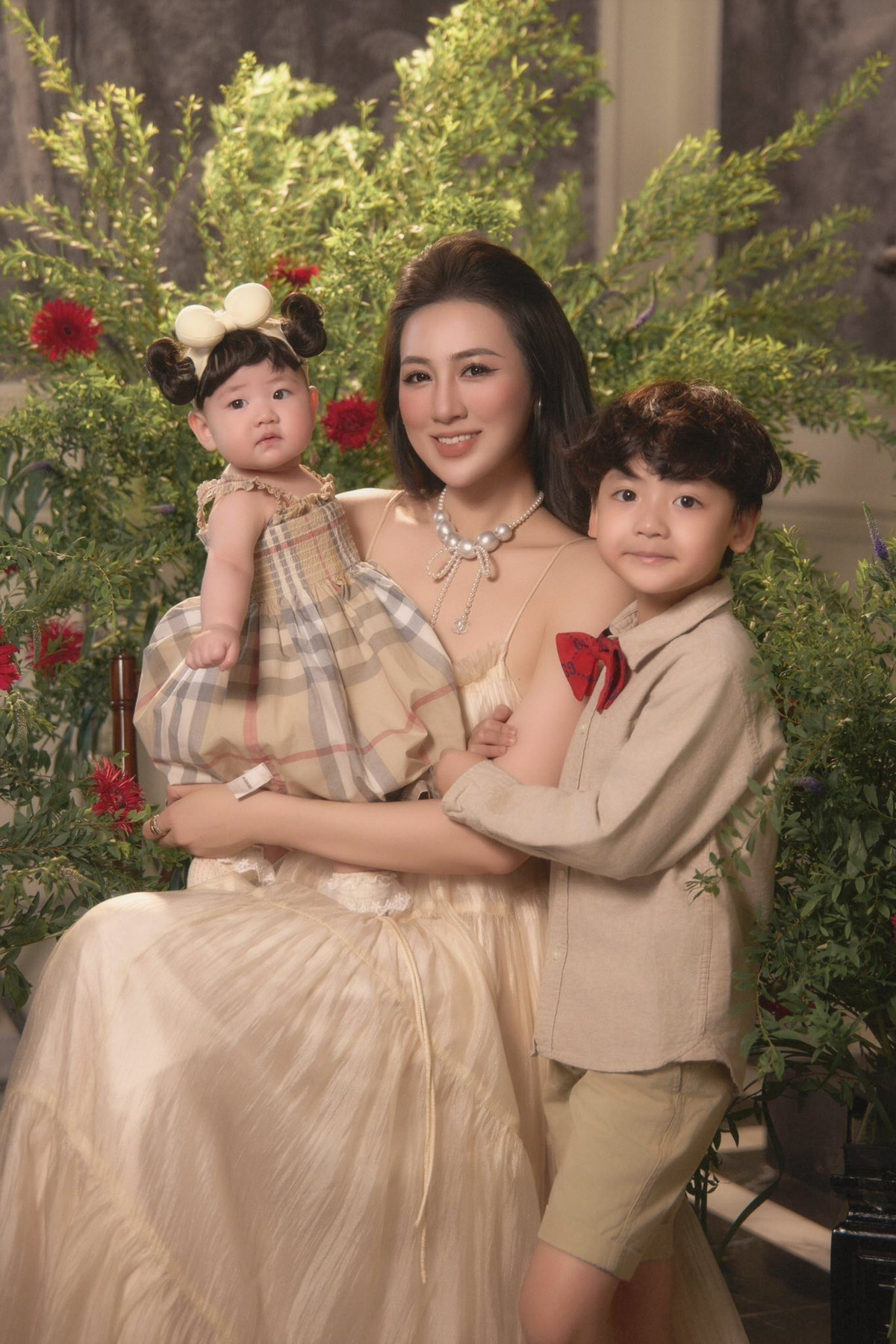 Dương Tú Anh sinh năm 1993 tại Hà Nội, từng theo học và tốt nghiệp Học viện Báo chí và Tuyên truyền. Năm 2012, cô giành ngôi vị Á hậu 1 tại cuộc thi Hoa hậu Việt Nam khi mới 19 tuổi. Ảnh: FB Duong Tu Anh