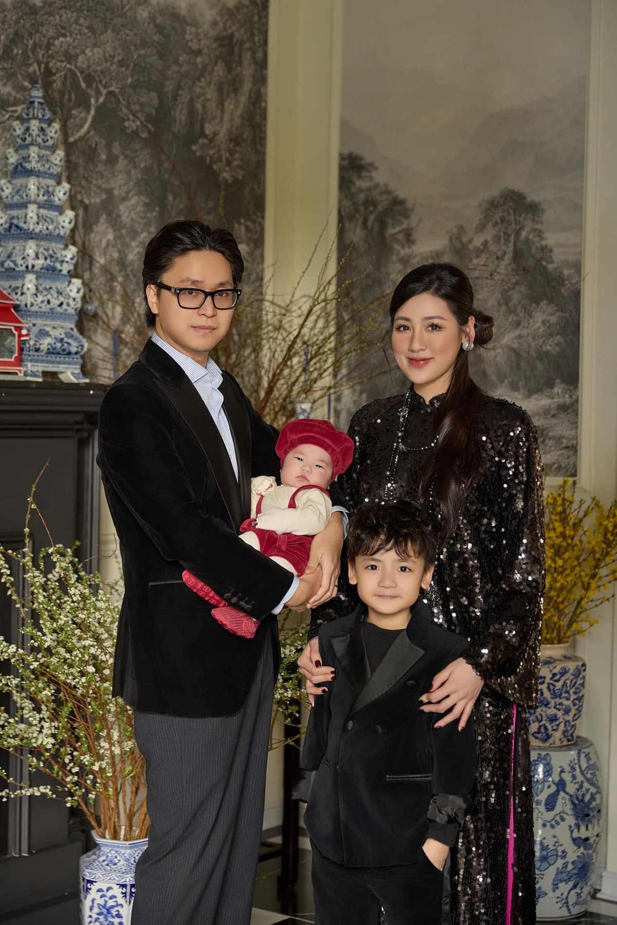 Sau khi kết hôn, Á hậu Tú Anh được nhận xét sướng như tiên. Cô được chồng cũng như gia đình chồng hết mực cưng chiều.