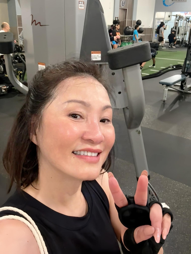 Khi đi tập gym, nghệ sĩ Hồng Đào tự tin khoe mặt mộc không son phấn. Bí quyết để có được làn da mộc mạc nhưng khỏe khoắn như vậy là việc chị cân đối ăn uống và tập thể dục.