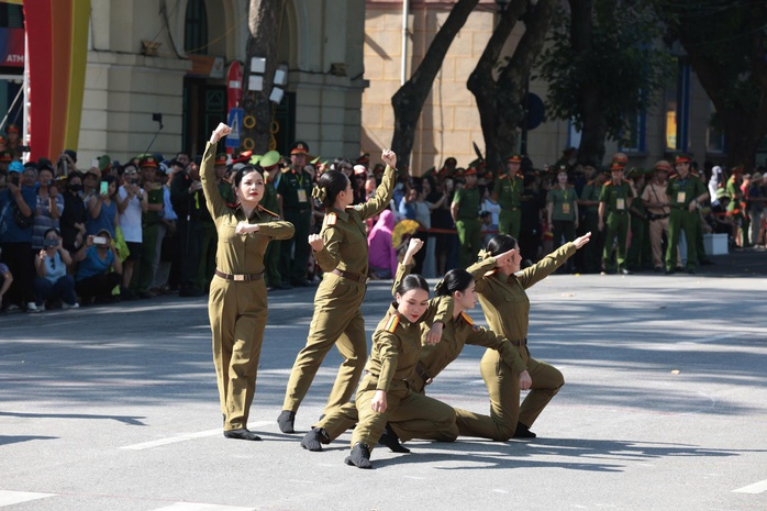 Kỵ binh diễu hành trong Nhạc hội Cảnh sát Thế giới 2025 rực rỡ bên hồ Gươm - 7