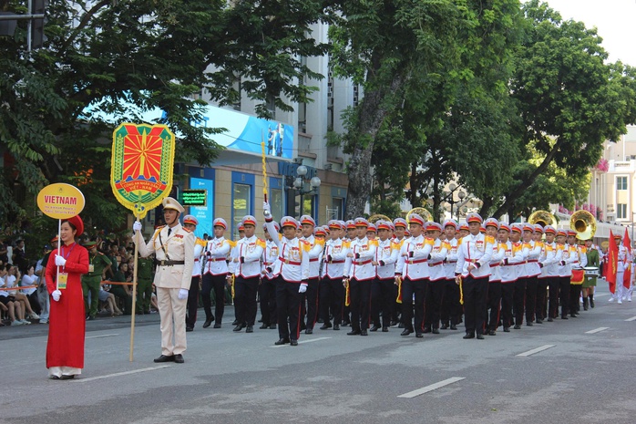 Kỵ binh diễu hành trong Nhạc hội Cảnh sát Thế giới 2025 rực rỡ bên hồ Gươm - 6