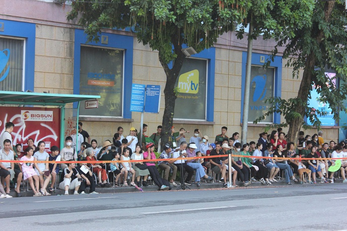 Rất đông người dân hào hứng xem các màn biểu diễn