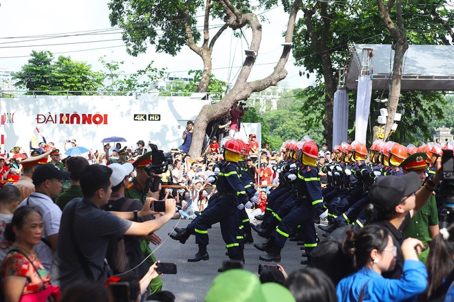 Lực lượng Công an diễu hành giữa biển người dõi theo tại trung tâm Hà Nội - 2