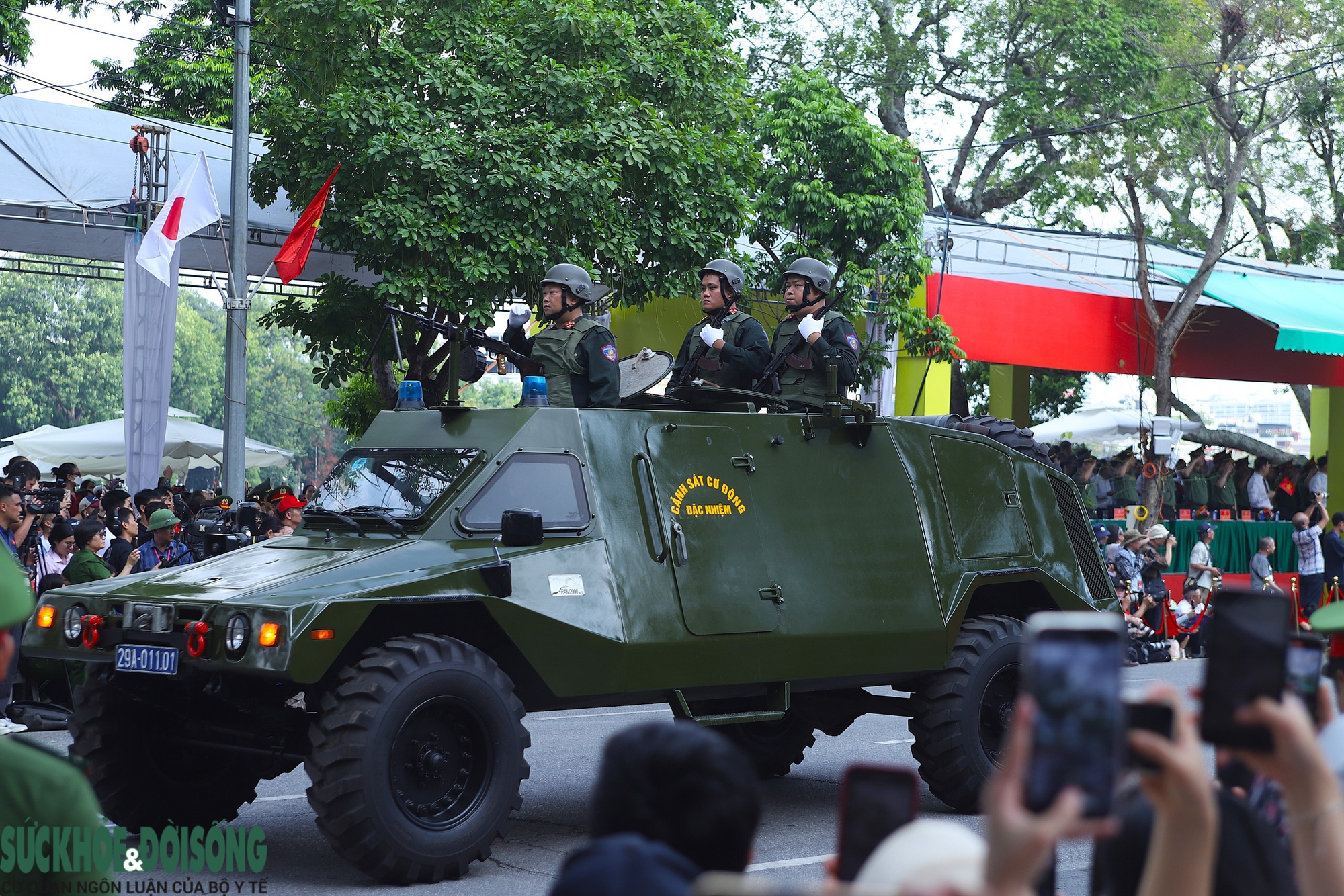 Lực lượng Công an diễu hành giữa biển người dõi theo tại trung tâm Hà Nội - 6