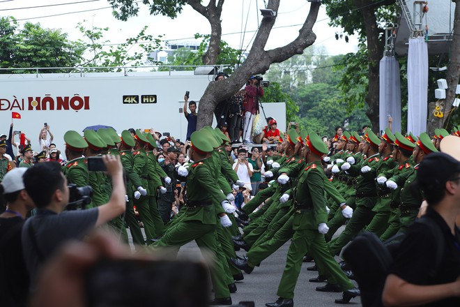 Lực lượng Công an diễu hành giữa biển người dõi theo tại trung tâm Hà Nội - 3