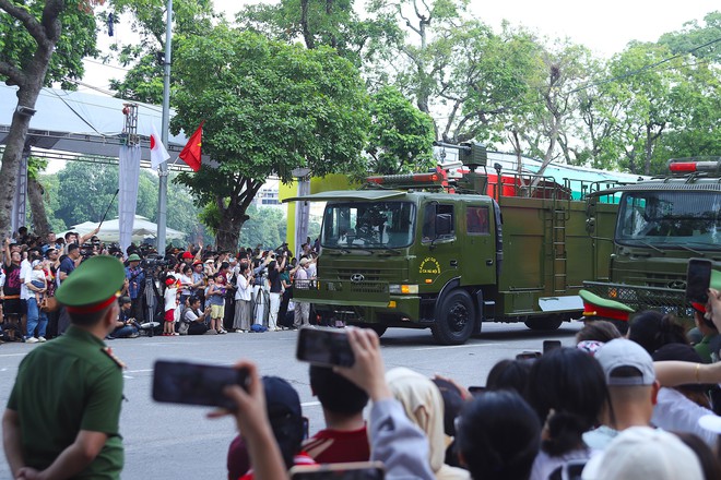 Lực lượng Công an diễu hành giữa biển người dõi theo tại trung tâm Hà Nội - 4