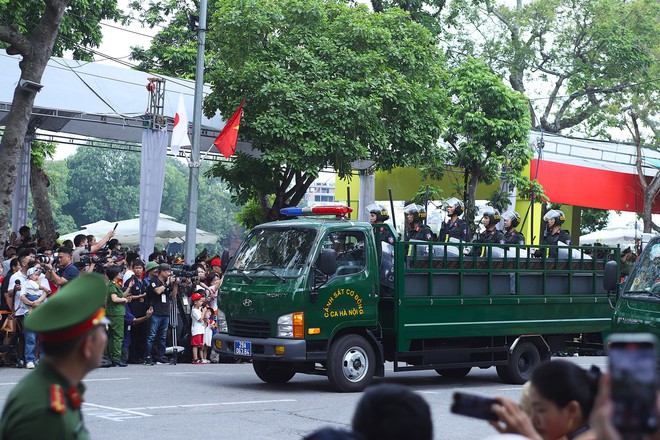 Lực lượng Công an diễu hành giữa biển người dõi theo tại trung tâm Hà Nội - 5