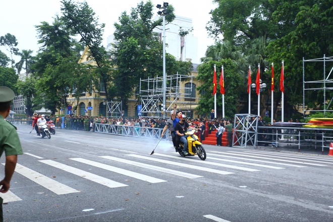 Lực lượng Công an diễu hành giữa biển người dõi theo tại trung tâm Hà Nội - 9