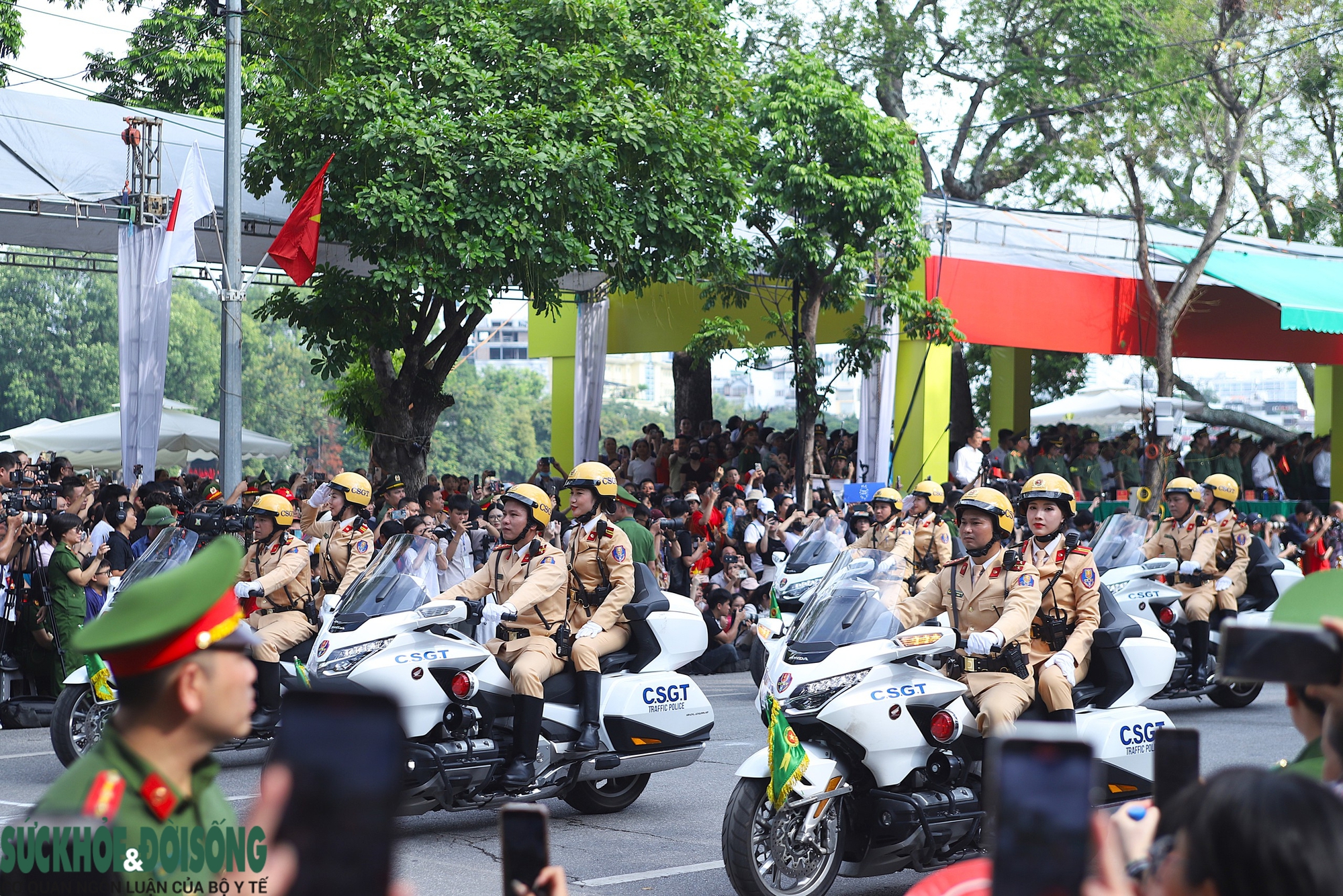 Lực lượng Công an diễu hành giữa biển người dõi theo tại trung tâm Hà Nội - 7