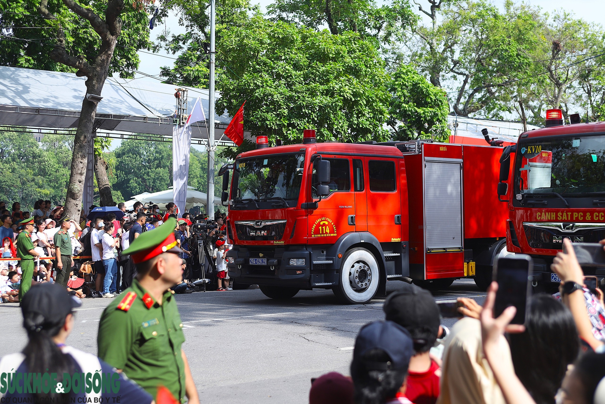 Lực lượng Công an diễu hành giữa biển người dõi theo tại trung tâm Hà Nội - 8