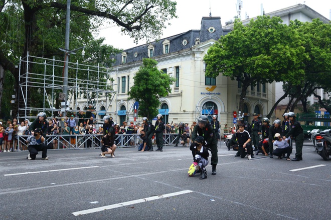 Lực lượng Công an diễu hành giữa biển người dõi theo tại trung tâm Hà Nội - 10