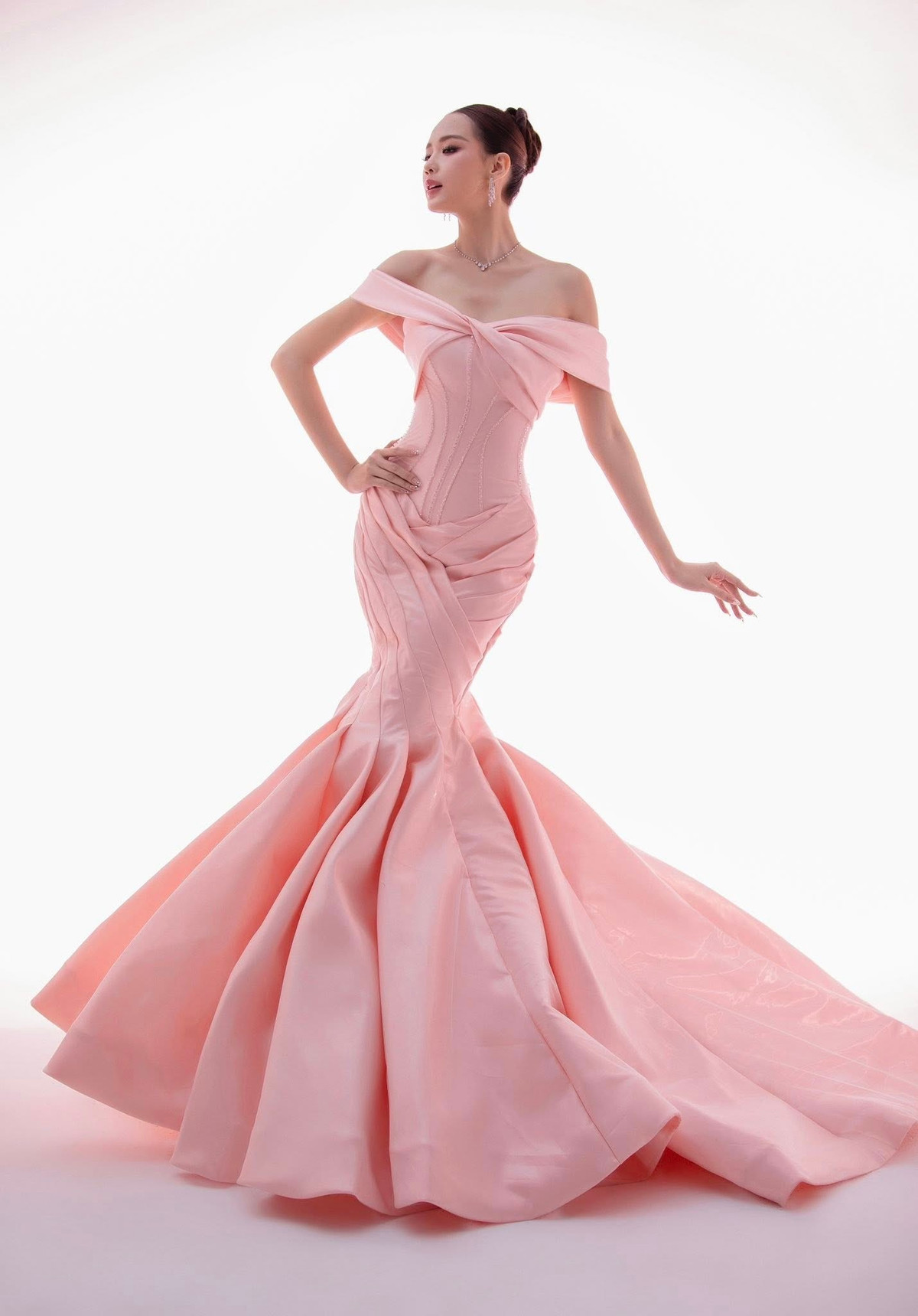 Bảo Ngọc khoe bộ sưu tập danh hiệu, giấy khen sau tin thi Miss World 2026 - 7