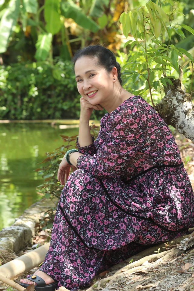 a classTextlinkBaiviet hrefhttps://eva.vn/nsnd-lan-huong-p1830c20.htmlNSND Lan Hương/a Bông đã ở tuổi 64 và lên chức bà nội nhưng sắc vóc của nữ nghệ sĩ gạo cội vẫn gây bất ngờ với khán giả.