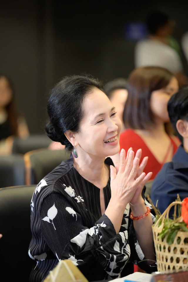 Thỉnh thoảng, NSND Lan Hương Bông có trang điểm nhẹ nhàng nhưng vẫn rạng rỡ nhờ có làn da khỏe khoắn và ít bị lão hóa.