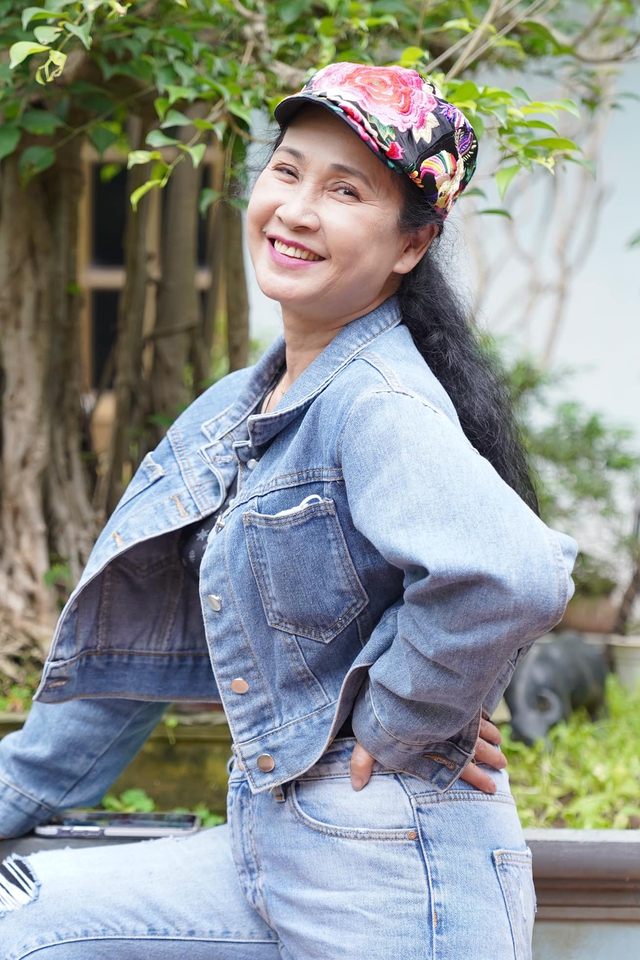 Nhờ những bí quyết trên nên NSND Lan Hương Bông luôn tự tin khoe làn da đẹp cùng sắc vóc như thanh niên của mình.