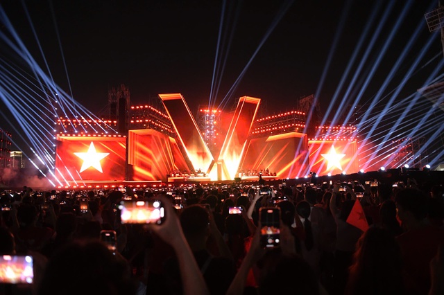 Sân khấu concert được thiết kế rực rỡ với quy mô quốc gia và quốc tế, chia thành 4 khu vực mang thông điệp ý nghĩa: Độc lập, Tự do, Hạnh phúc, Cờ đỏ sao vàng.