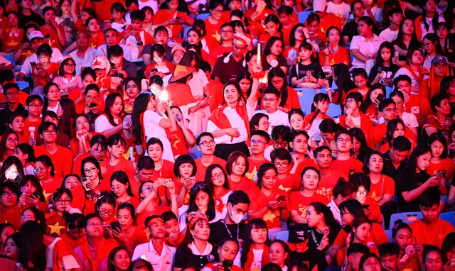 Nhiều bạn trẻ mặc áo cờ đỏ sao vàng đến tham gia chương trình, hòa chung không khí háo hức trước giờ diễn ra concert - Tổ quốc trong tim.