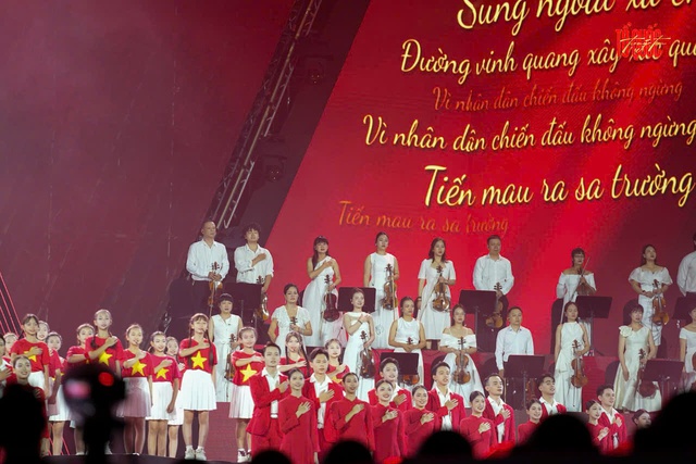 Dàn đồng ca thể hiện Quốc ca.