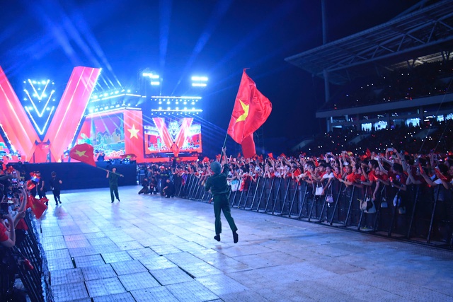 Lá cờ đỏ sao vàng không chỉ xuất hiện trên sân khấu mà còn đến gần hơn với khán giả ở các khu vực khác nhau.