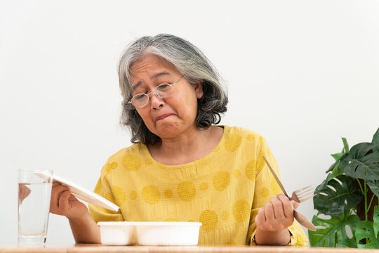 Nghỉ hưu, toàn bộ khoản tiền tiết kiệm và lương hưu phần lớn dành cho gia đình các con, chẳng còn dư cho bản thân. Ảnh minh họa