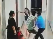Tin tức - Vụ người phụ nữ bị đánh dã man ở chung cư: "Từ chuyện nhỏ của trẻ con mà hành xử vi phạm pháp luật"