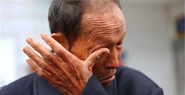 Ngoài việc chăm sóc bản thân, ông Lưu còn gánh thêm công việc toàn thời gian – trông nom và chu cấp cho các cháu. Ảnh minh hoạ