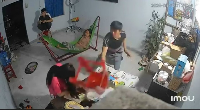 Anh trai dùng ghế đánh tới tấp vào đầu em gái
