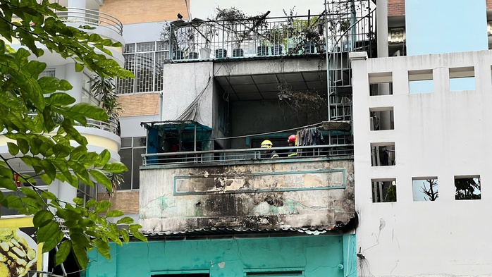 Mặt tiền căn nhà bị ám khói đen.