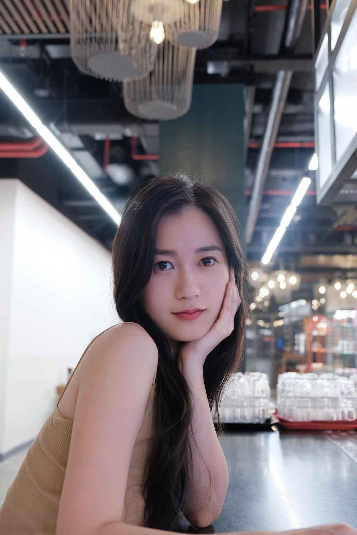 Mẹ hai con Lâm Vỹ Dạ khiến fan ngỡ ngàng vì ngày càng trẻ đẹp - 1