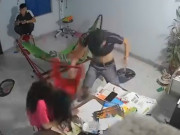 Phẫn nộ cảnh anh trai dùng ghế nhựa đánh tới tấp vào đầu em gái ở Quảng Ngãi