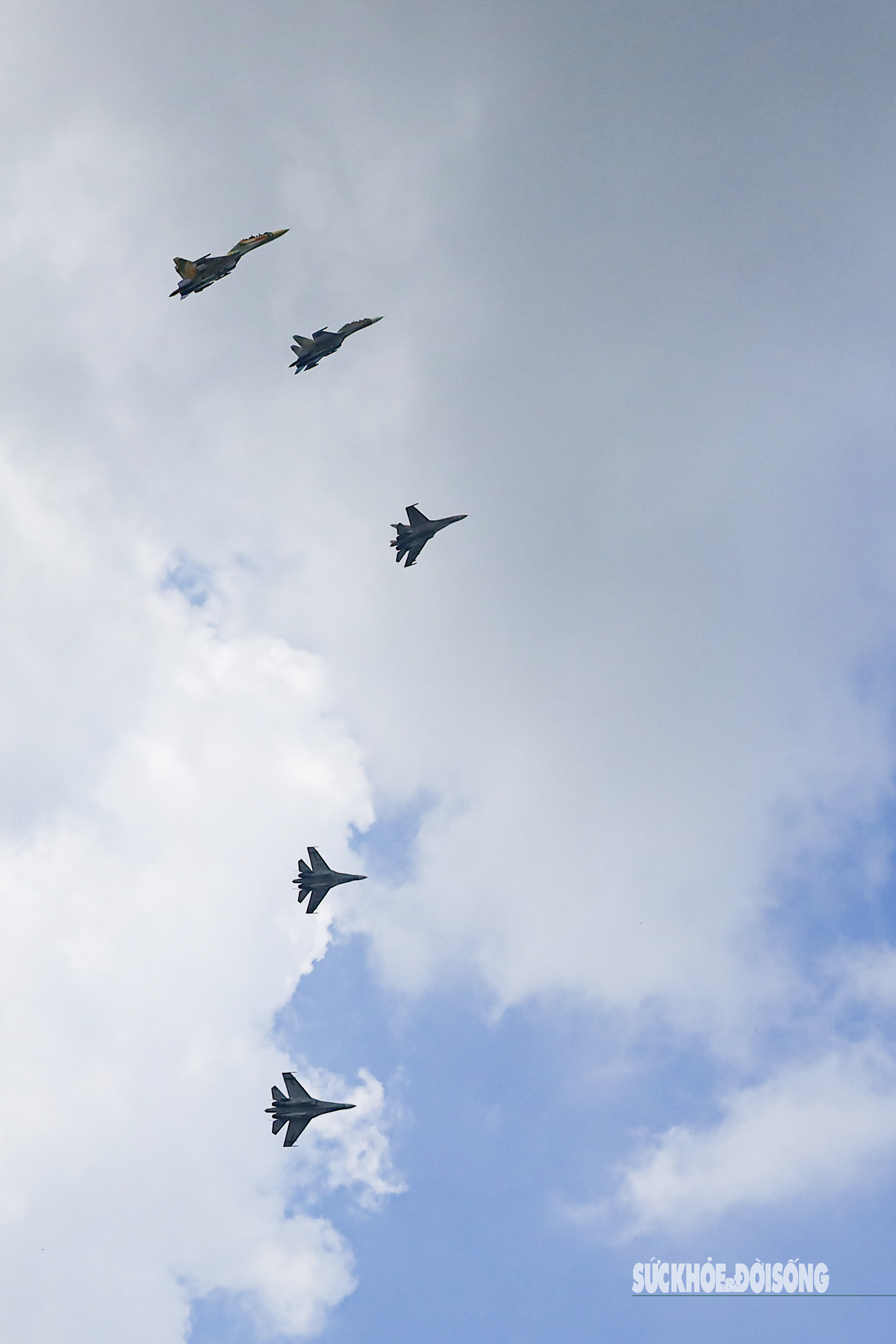 Bầu trời Kép trở thành “sân khấu” của ba loại máy bay: Yak-130 mạnh mẽ, Su-30MK2 uy lực, L-39NG linh hoạt. Các đội hình nối tiếp, tách – nhập nhịp nhàng, tạo nên những đường bay cong mềm mại nhưng đầy sức mạnh.