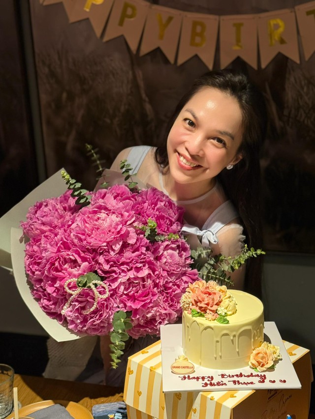Bên cạnh việc bổ sung độ ẩm cho da từ bên ngoài, Hiền Thục cũng giải thích về việc uống nước để cấp ẩm cho da và cơ thể từ bên trong.
