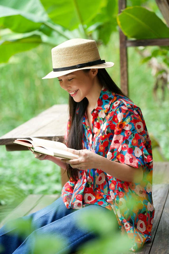 Hiền Thục cho biết: Đừng nghĩ rằng uống càng nhiều nước càng tốt. Quan niệm đó vô cùng sai trái. Tổng lượng nước của bạn sẽ bằng 0,04 x trọng lượng cơ thể. Ví dụ, Thục nặng 43 kg, vậy Thục sẽ uống 0,04 x 43  1,72 lít nước/ngày. Đừng uống như một con thuồng luồng xong hành hạ da và thận cũng như bàng quang của mình.