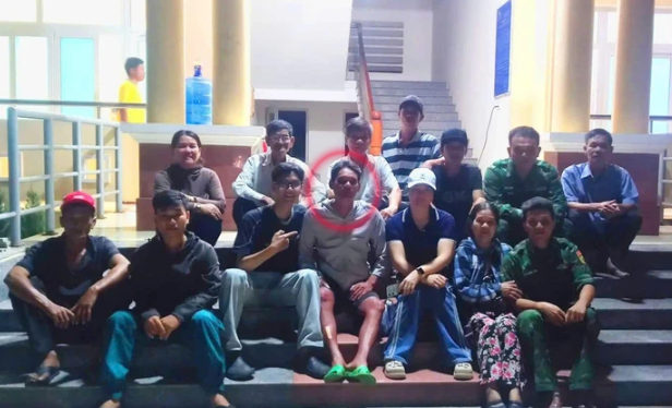 Ngư dân Trần Ngọc Thạch (ngồi giữa, hàng đầu) được cứu sống sau hơn 24 giờ lênh đênh trên biển. Ảnh: NLĐO