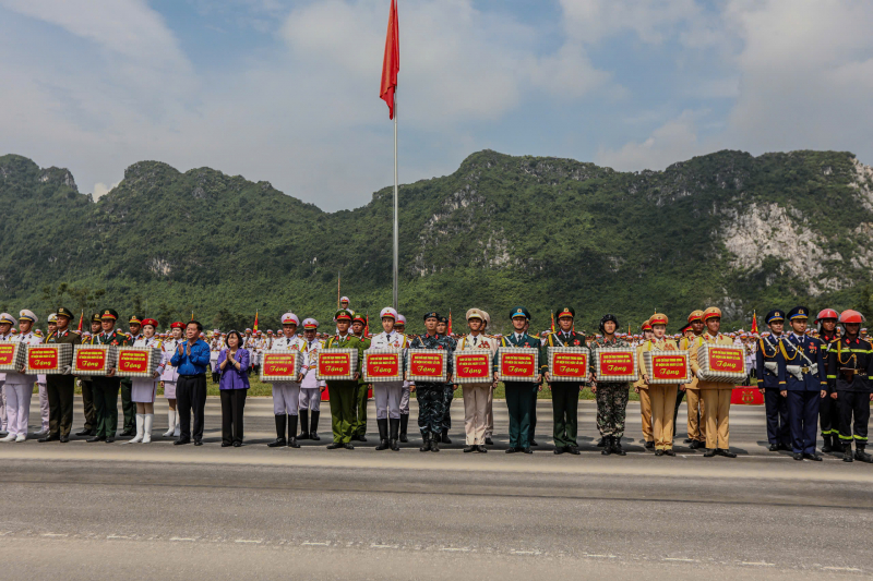  Trưởng ban Tuyên giáo và Dân vận Trung ương Nguyễn Trọng Nghĩa cùng đại diện các bộ, ngành, cơ quan Trung ương đã tặng quà cho các lực lượng tham gia diễu binh, diễu hành.