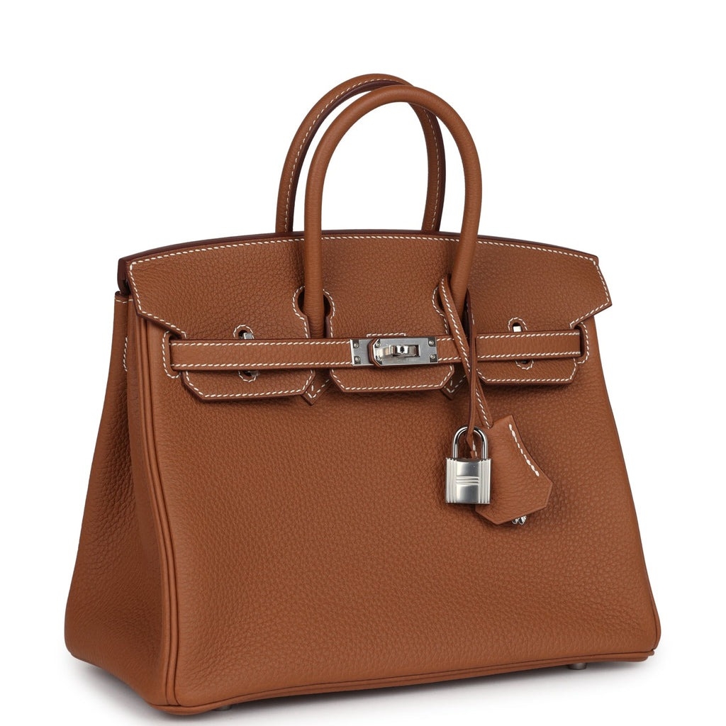 Giống nhiều mỹ nhân showbiz, Hương Liên chuộng túi Hermes - biểu tượng của giới thượng lưu. Người đẹp sử dụng mẫu Birkin 25 Gold Togo Palladium Hardware, được yết giá 30.500 USD (khoảng 800 triệu đồng) trên trang mua sắm hàng hiệu nổi tiếng Madison Couture Avenue.