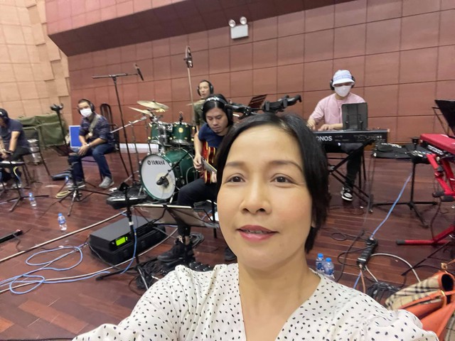 Cụ thể, mỗi sáng, diva Mỹ Linh khởi động làm ấm cơ thể bằng yoga để bắt đầu chạy bộ. Đây cũng là bộ môn thể thao mà Mỹ Linh duy trì suốt nhiều năm qua và là hoạt động không thể thiếu mỗi ngày của chị. Sau khi chạy, chị còn dành 10 phút để giãn cơ.