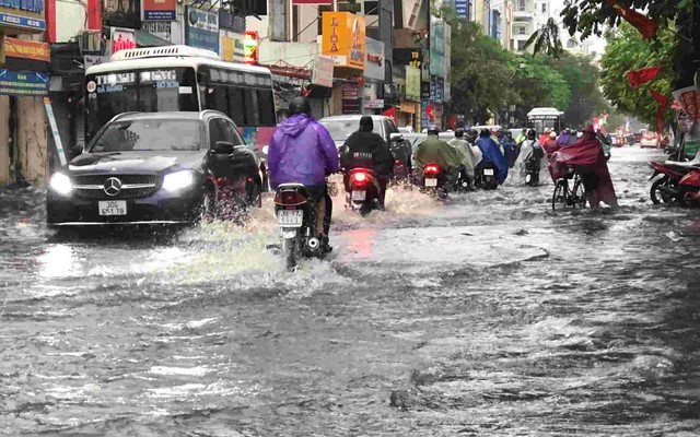 Nhiều tuyến phố ở Hà Nội có nguy cơ ngập úng chiều nay.
