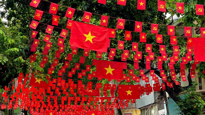 Cờ đỏ sao vàng ngập tràn các con phố của Hà Nội