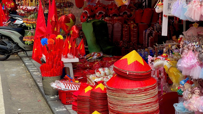 Trên phố Hàng Mã , Hàng Lược, nhiều phụ kiện với hình ảnh cờ đỏ sao vàng được bày bán