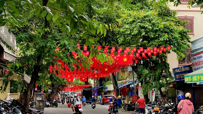 Các tuyến phố trung tâm của Hà Nội đều rực rỡ cờ đỏ sao vàng