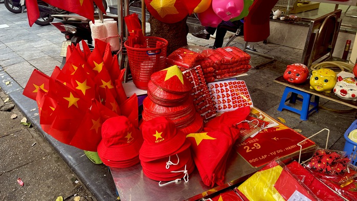 Nón, cờ được bày bán