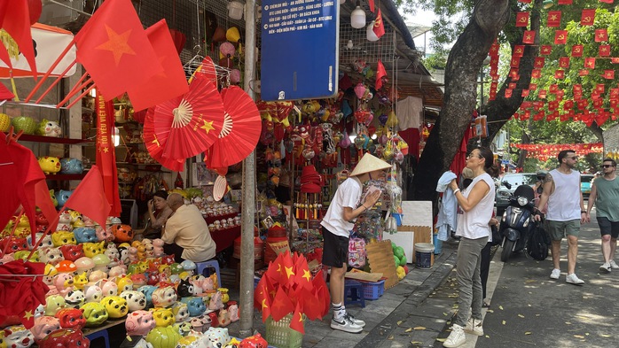 Du khách nước ngoài thích thú với không khí Hà Nội